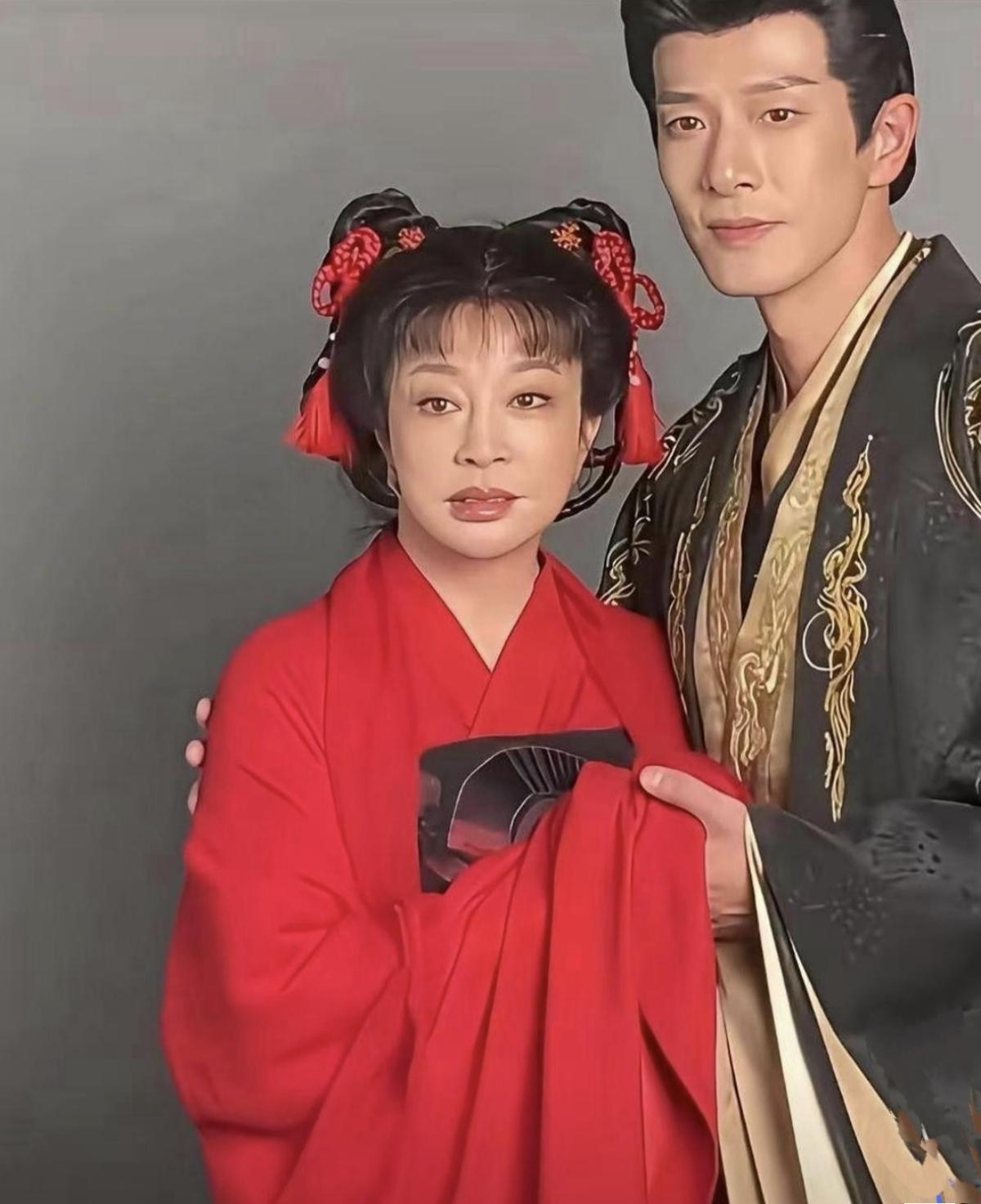 刘晓庆在短剧里演了这个18岁少女，嘴巴都不知道瓢到哪里去了？看着有点恶心，谁家1