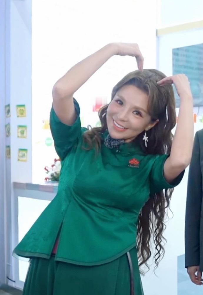 最近朱迅在录制节目的时候穿了一身古典风格的服饰，看起来格外的显年轻。朱迅上身