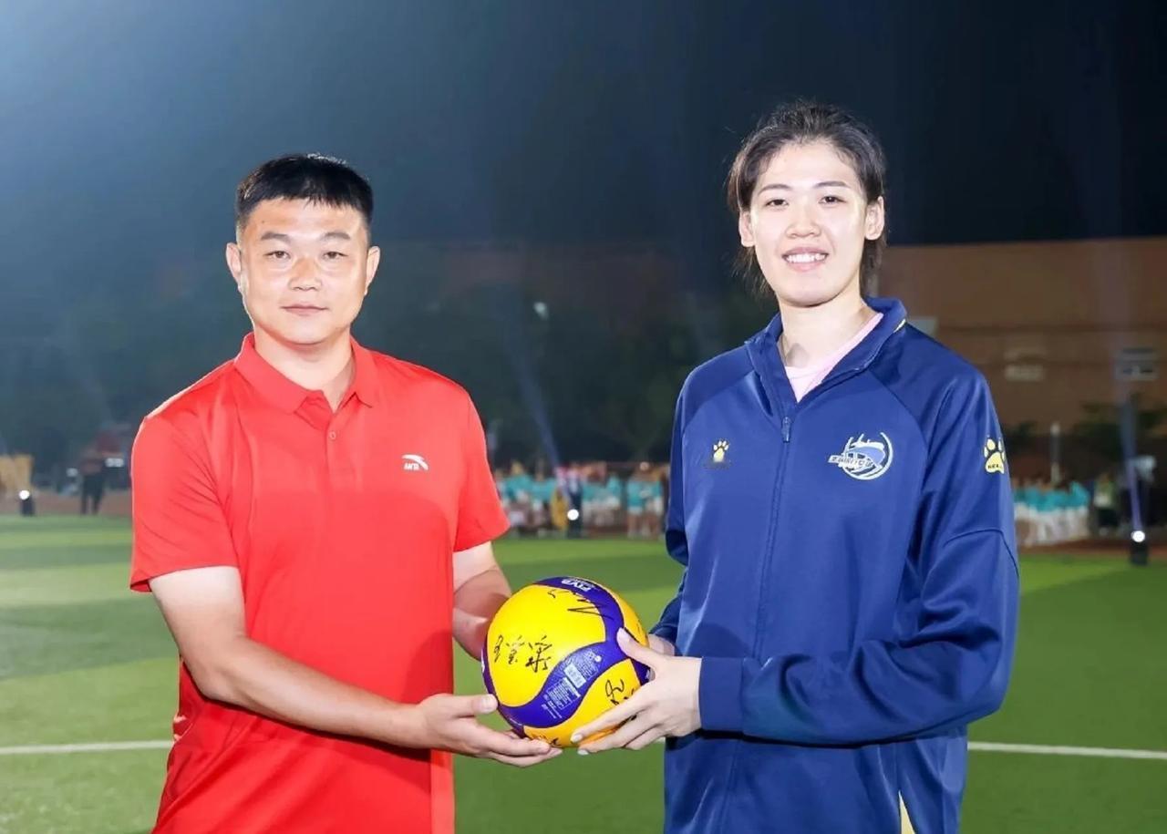 李莹盈不具备上场条件!8月23日，中国女排迎来了世锦赛小组赛的首场比赛，对阵弱