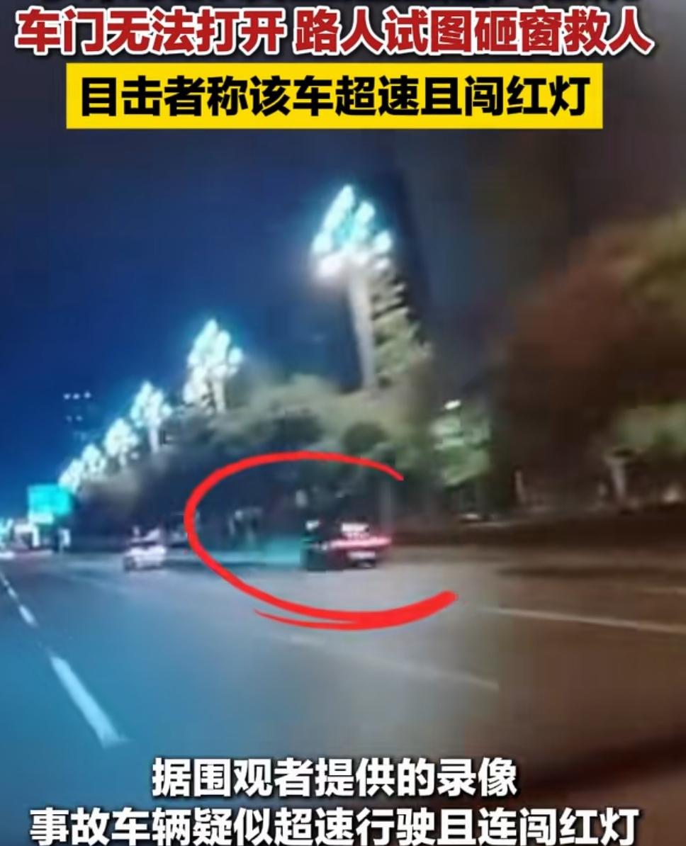 惨！成都天府13日凌晨车祸，车主当场人就没了。据路过车辆的行车记录仪显示，电
