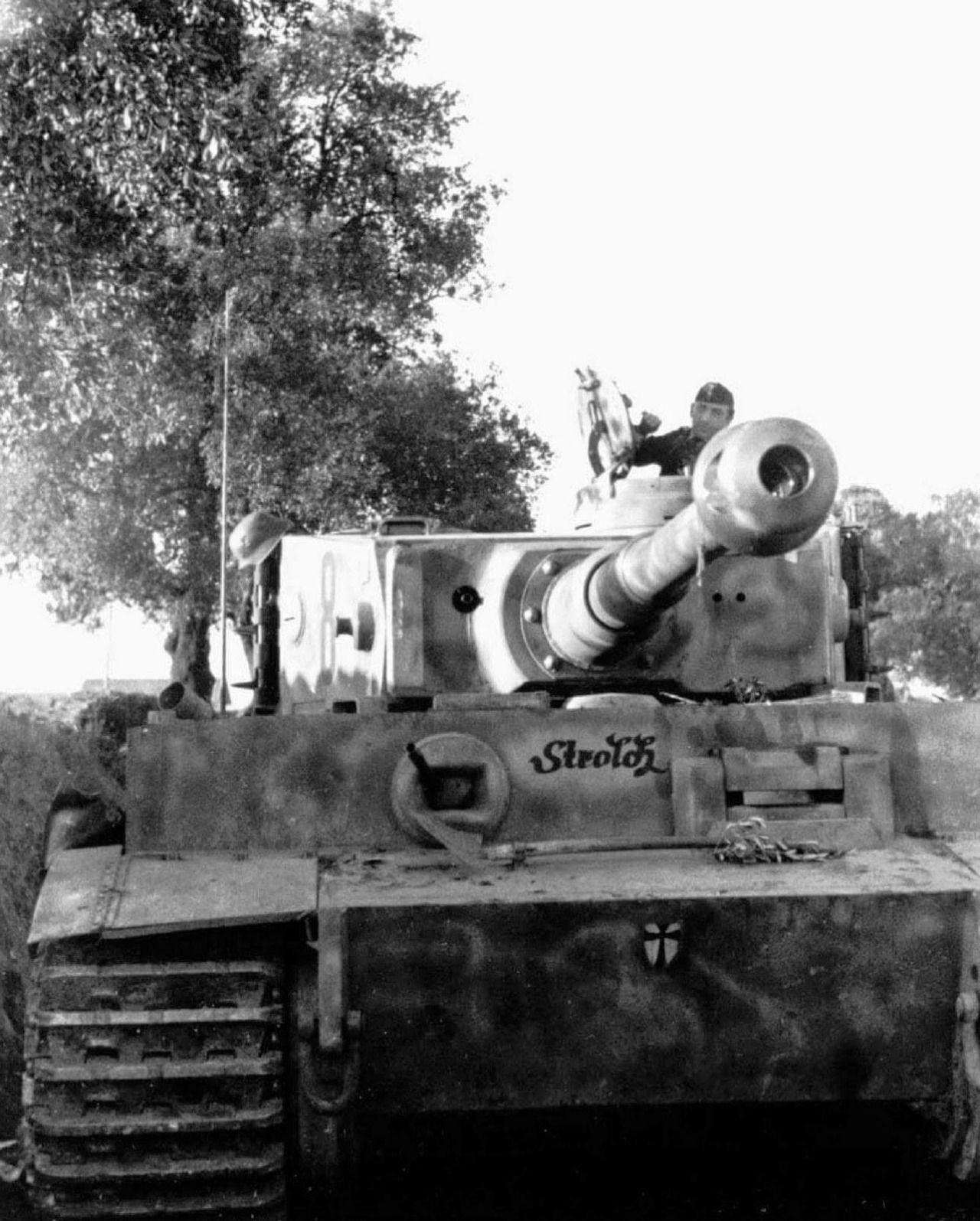 1943年，意大利，西西里岛。一辆隶属于“梅耶”重型坦克连的“虎”式H型坦克正在