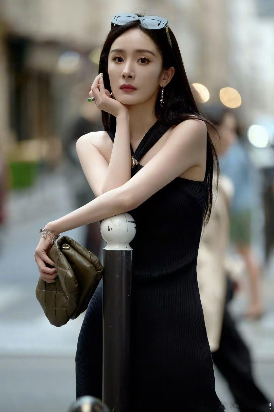 杨幂🦊杨幂三只小山羊品牌全球代言人“网络和现实相隔甚远，你以为的也许永远只