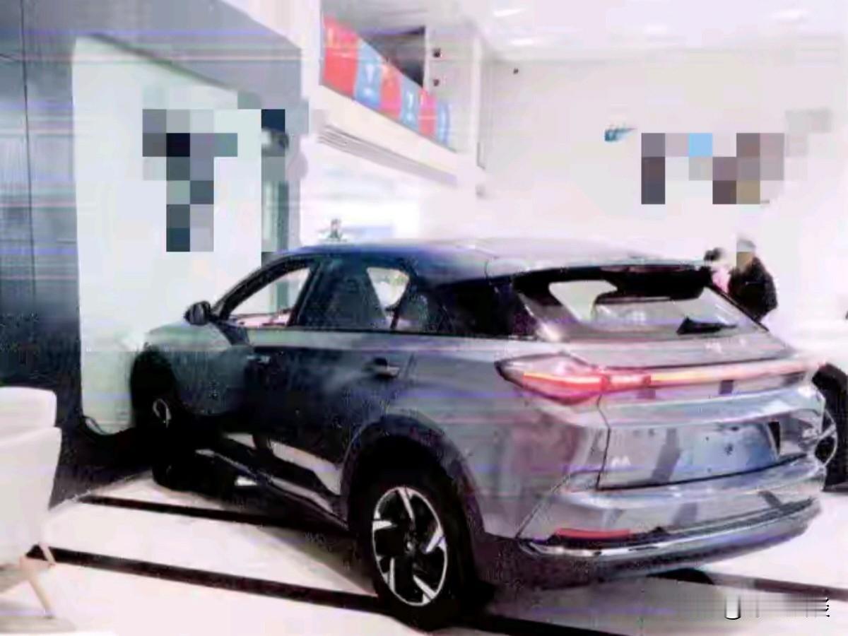 湖南湘潭，11岁男孩跟随母亲去4S店看车，见母亲与销售交谈甚欢，他闲来无事东张西
