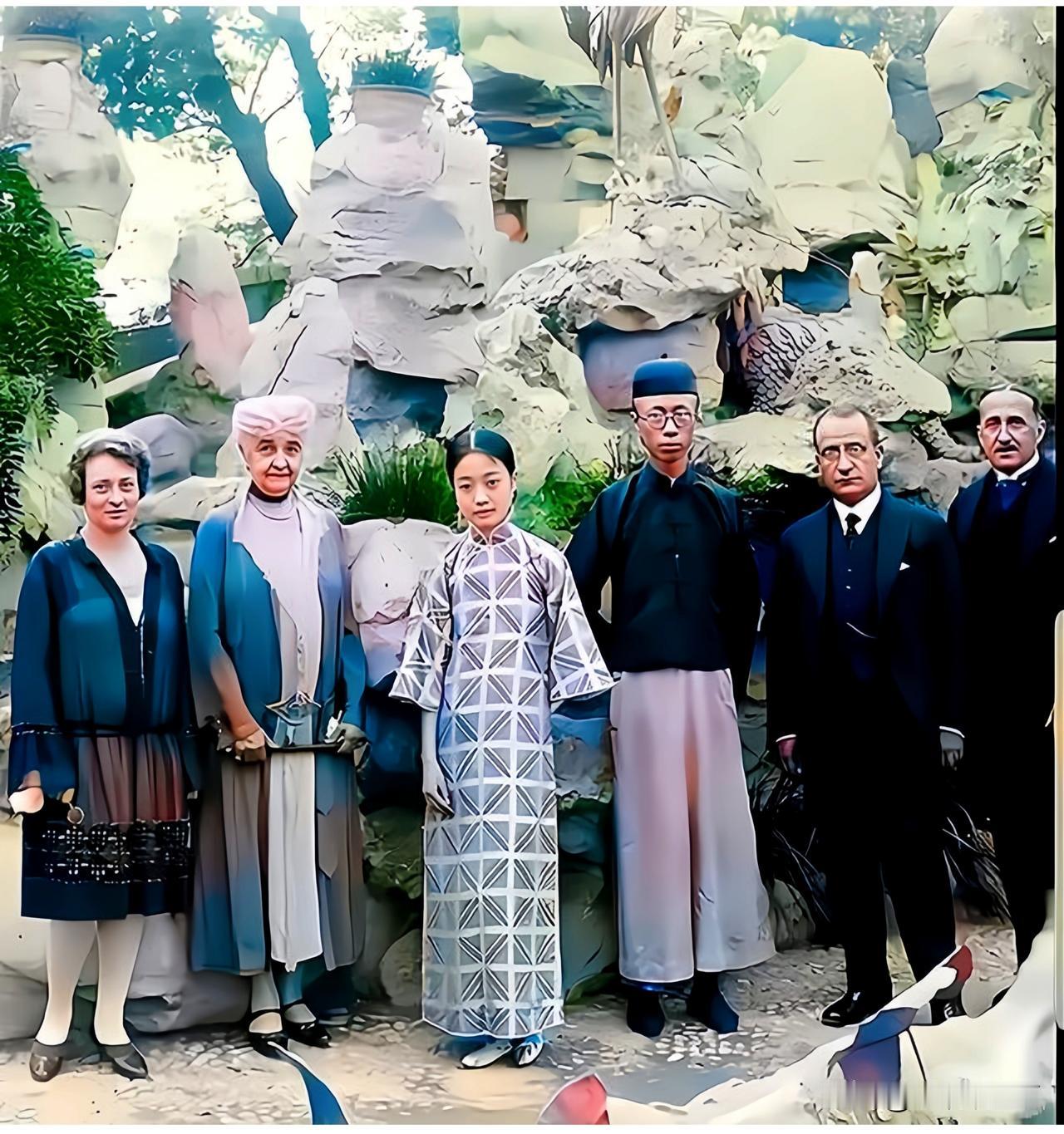 这才是真实的年轻婉容和溥仪，大家都好好的瞧一下吧！这绝不是演戏，也并非影视剧里的