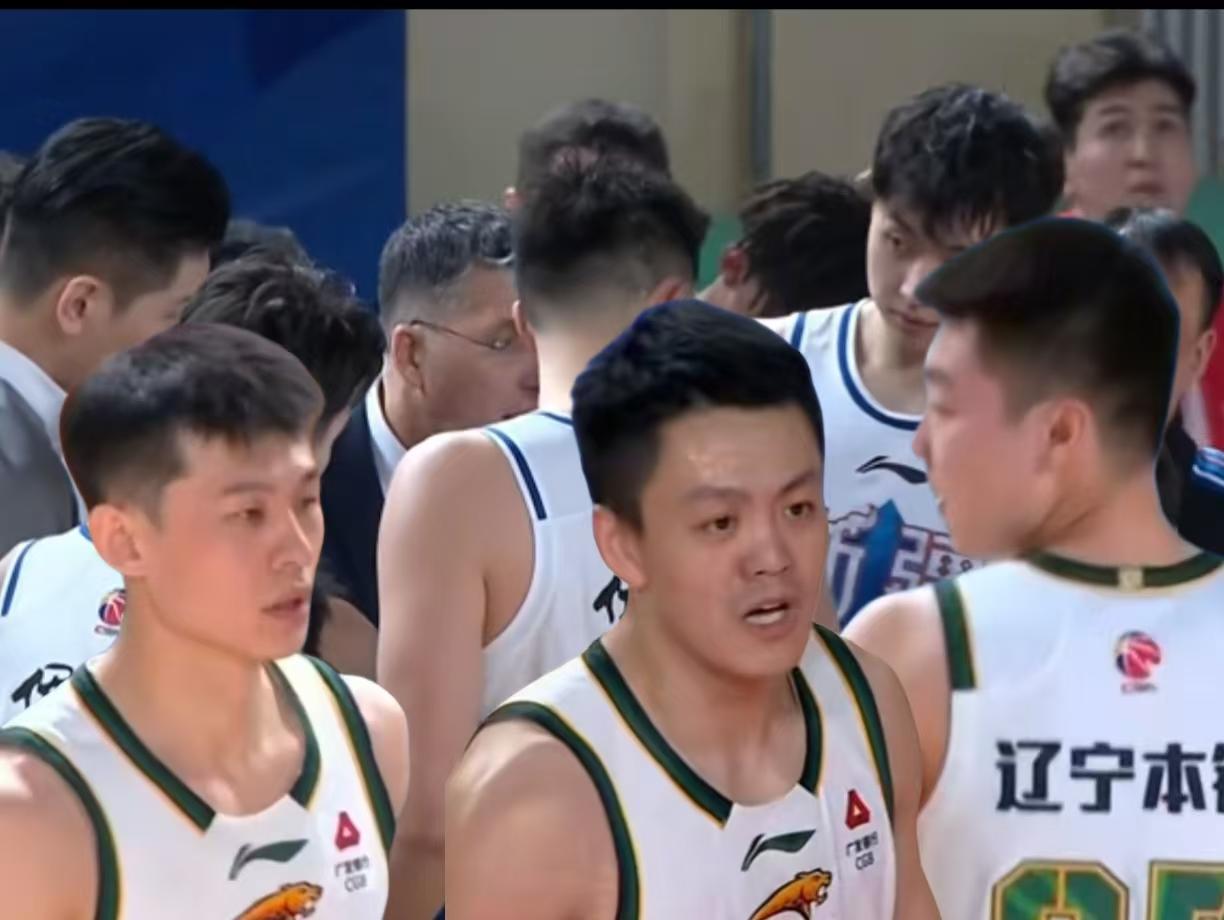 辽宁队这两个赛季一落千丈，就是因为引进来的球员不如走出去的球员1，用郭艾伦换来