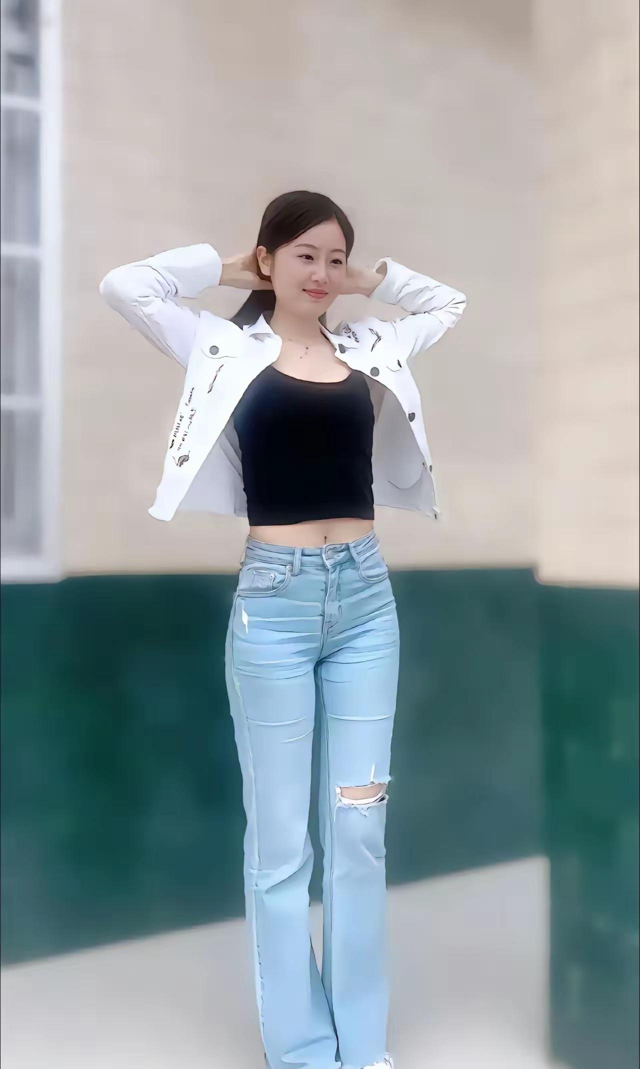 青春洋溢的街头风穿搭，轻松自在，活力满满！🌞👗👖