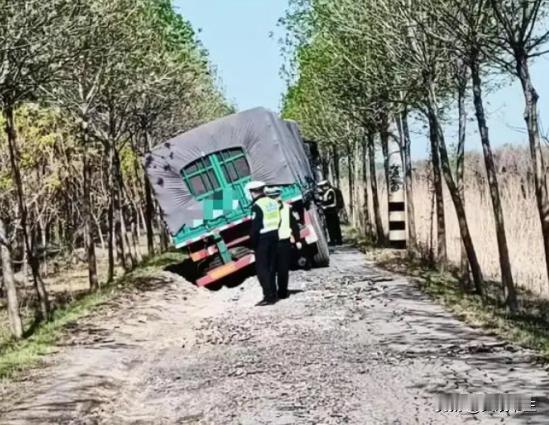 就差明抢了！山东滨州，一女子开大货车压塌农村道路，被要求赔偿159万元，女子拿不