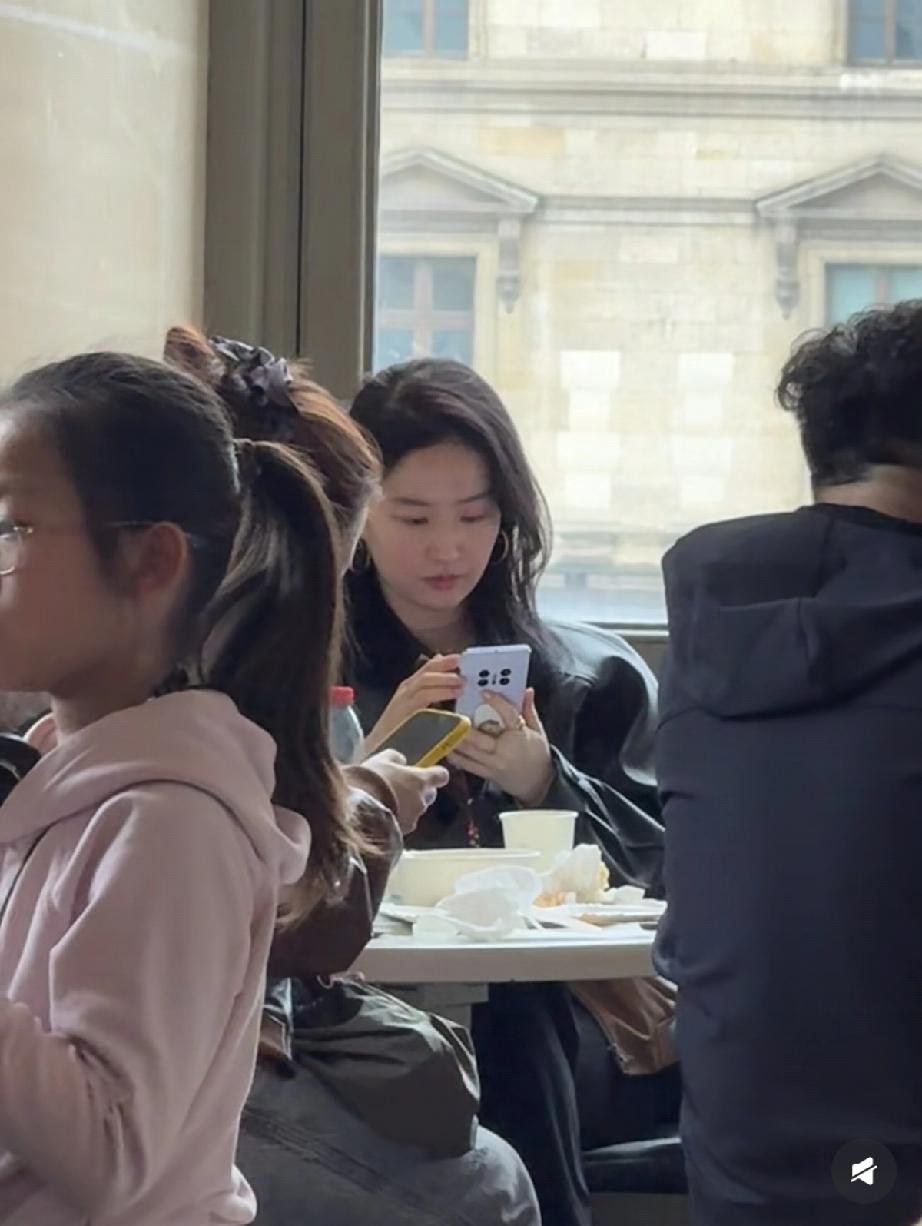 路人镜头下的刘亦菲胖到不忍直视，手指头跟小柱子似的，好雷人！3月14日，有网