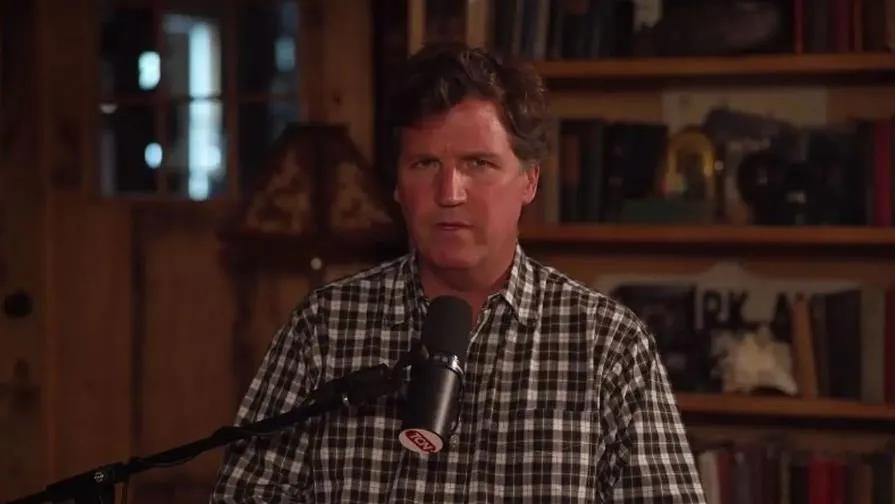 美国知名记者塔克·卡尔森称，在美国入侵委内瑞拉、强行控制委内瑞拉总统尼古拉斯·马