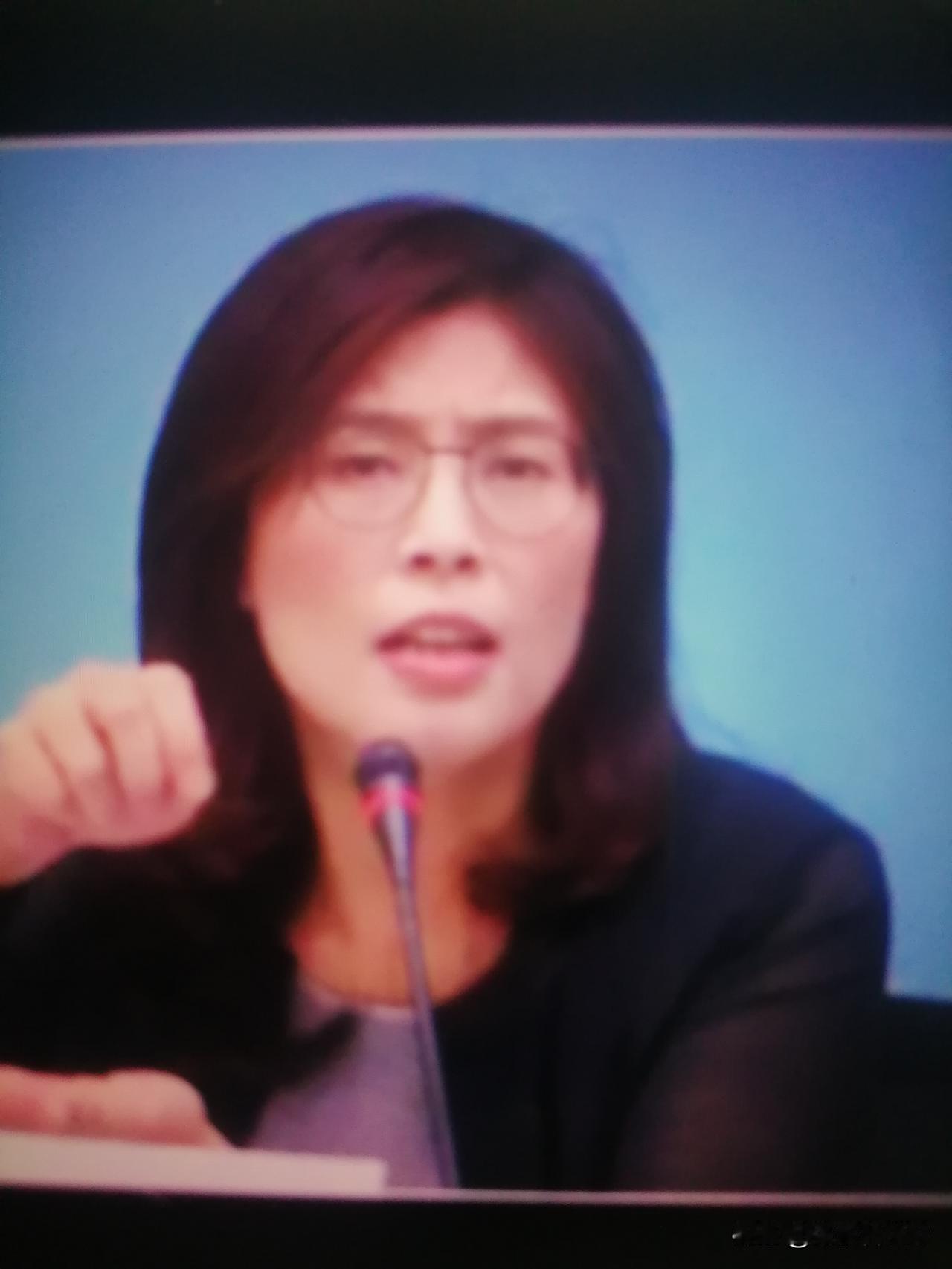 现在人们对郑丽文如此重视访美一事，说法不一：有人说郑丽文是在向马英九学习→在骗取