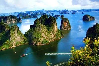 痛心！越南下龙湾景区发生严重沉船事故。昨天，越南北部著名的旅游景点下龙湾发生了