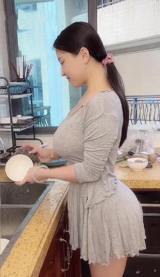 儿子第一次带女朋友来家里来吃饭，未来儿媳妇长得漂亮，身材又好，嘴巴也甜，做事勤快