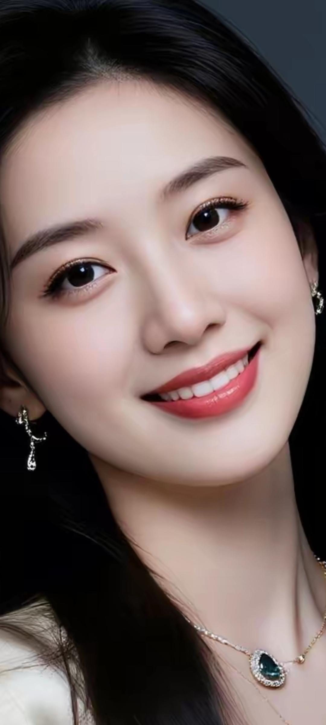 甜美笑容，闪耀耳环，优雅项链，魅力无限！💖✨