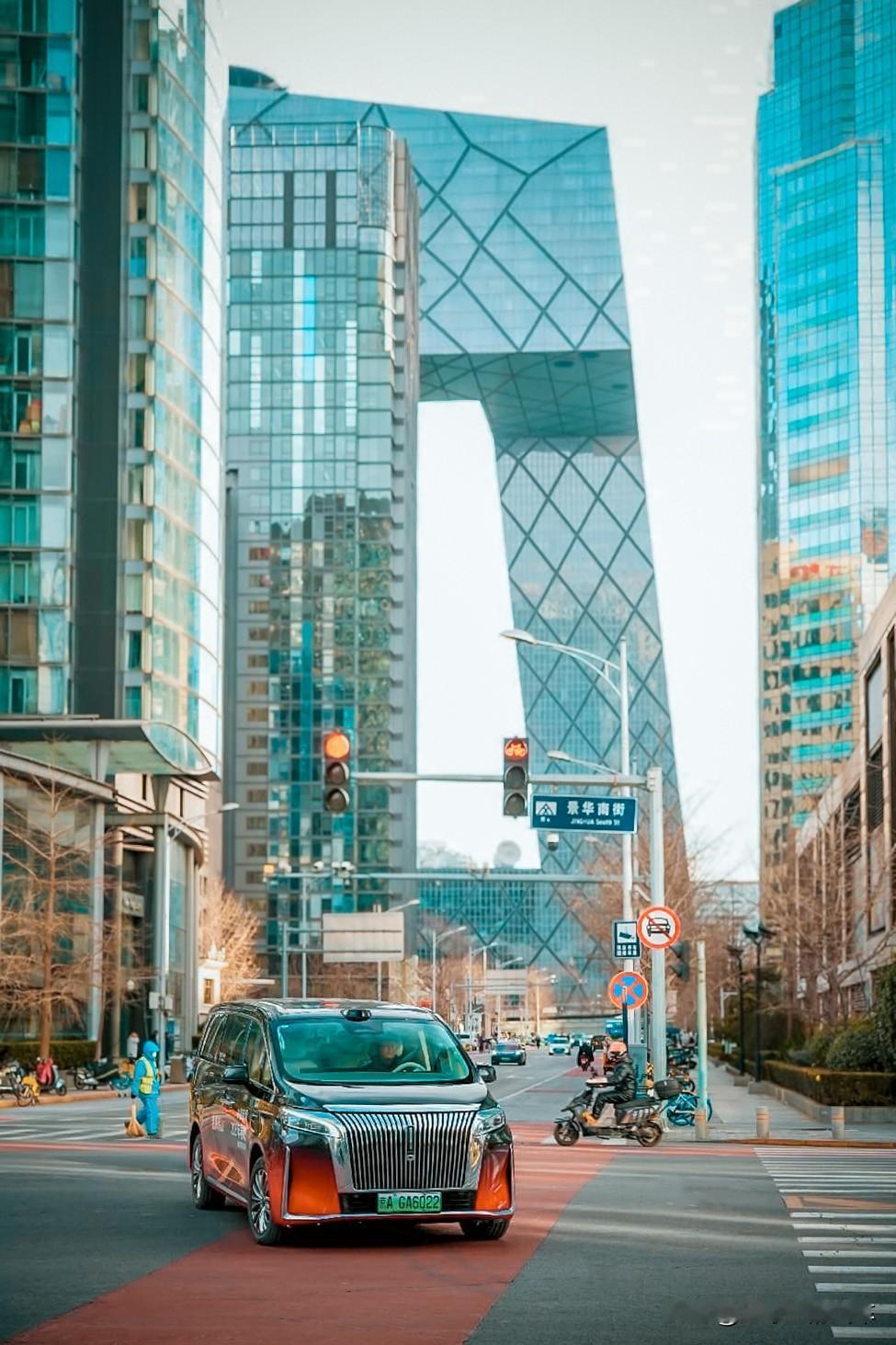 长城的宣传，终究还是太低调、太保守了。今年春晚的幕后工作车，清一色的长城魏牌