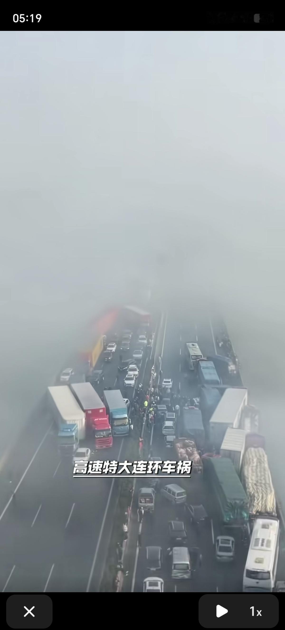 过年返乡路上，武深高速湖北咸宁嘉鱼段出现了多车连环追尾事故。在11号早上8点突发