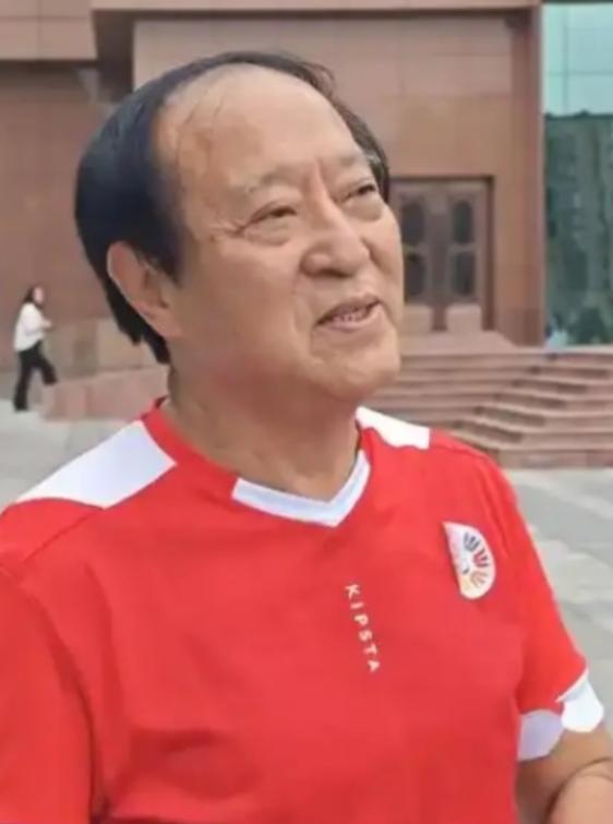 折腾半生落得个倾家荡产、满身争议的著名相声演员牛群，晚年竟然被那位曾经远赴美国名
