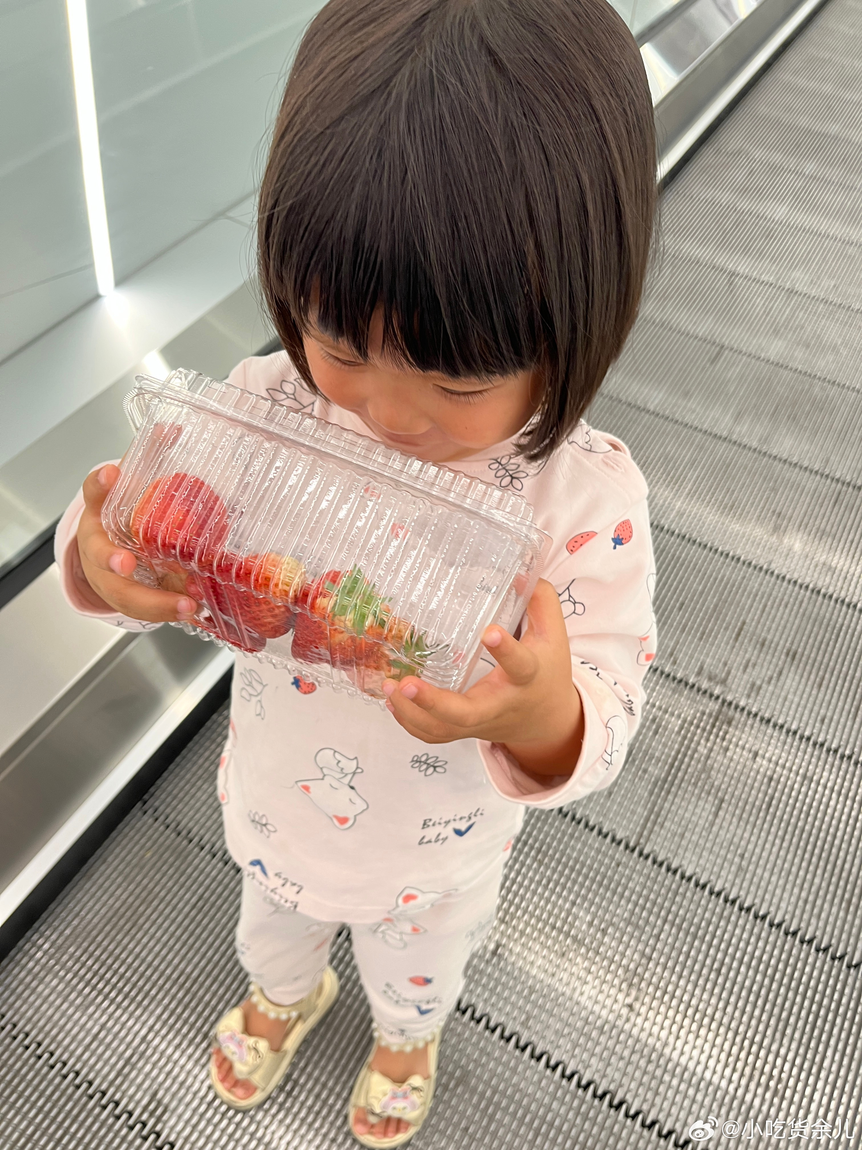 感冒快好了，带娃来逛超市，说要买草莓和面包吃，对草莓望眼欲穿好酸，把甜的吃完，酸