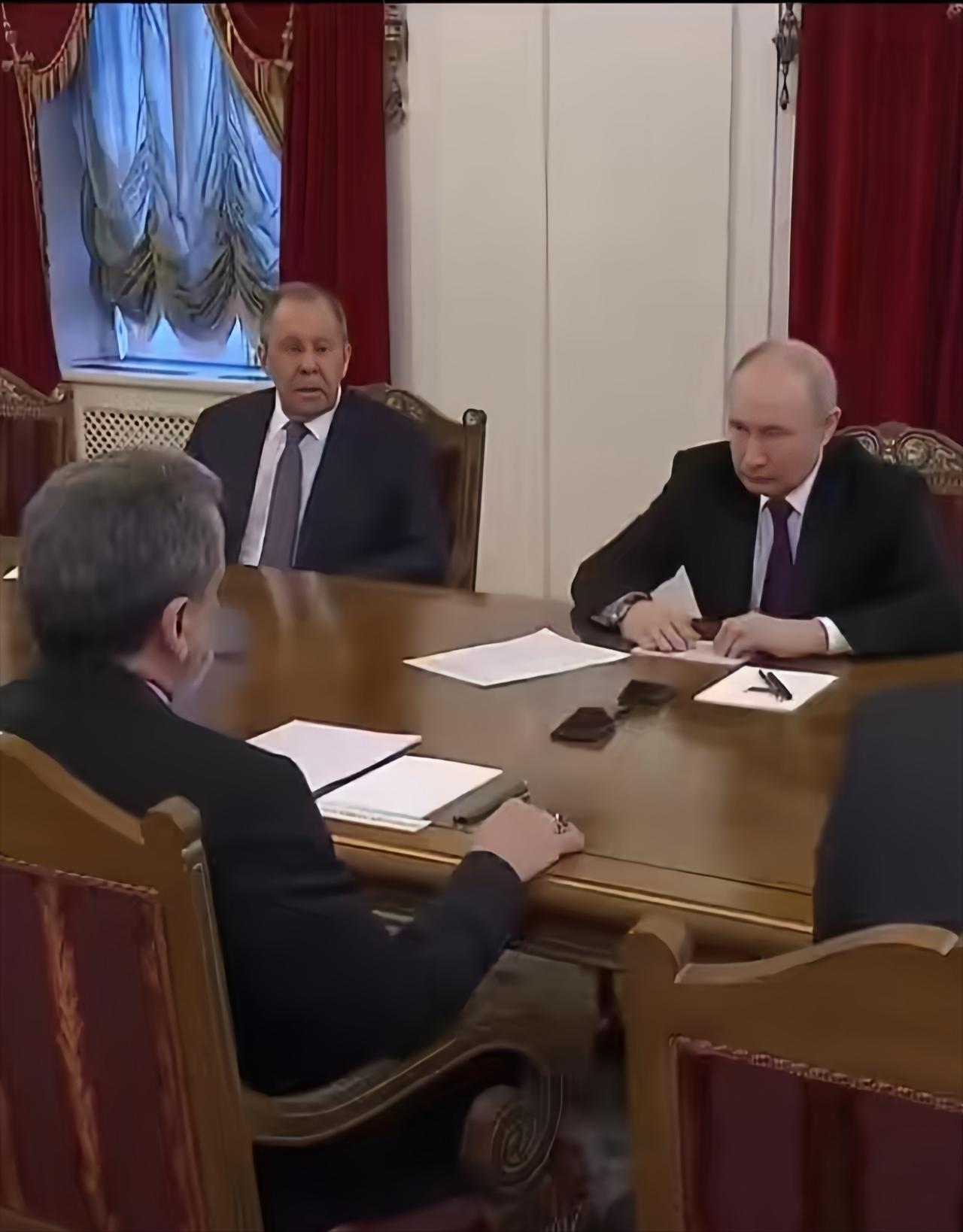 普京会见伊朗外长代表团，不得不提的五个感人细节：当地时间4月27日，圣彼得堡