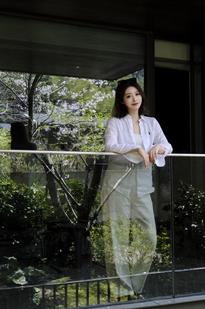 春日午后，白衬衫与绿植的清新邂逅
