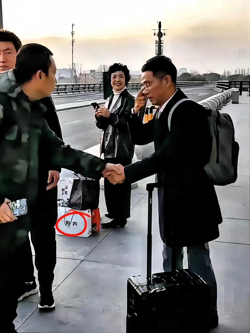 重磅好消息！李律已经安全离开山西长治，坐上了去北京的车，还在车里开了直播报平安，