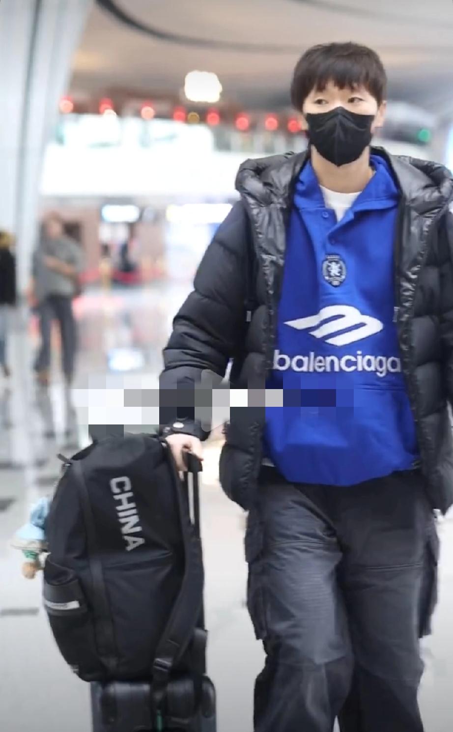 王曼昱今日首都机场出发参加WTT多哈冠军赛，今天跟赛的有体能教练孙奇和队医孟煜仁