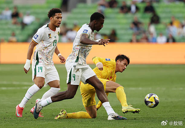 国足0比2喀麦隆国足开场属于立足未稳，被人家闪电战打了俩。之后喀麦隆自己也放松