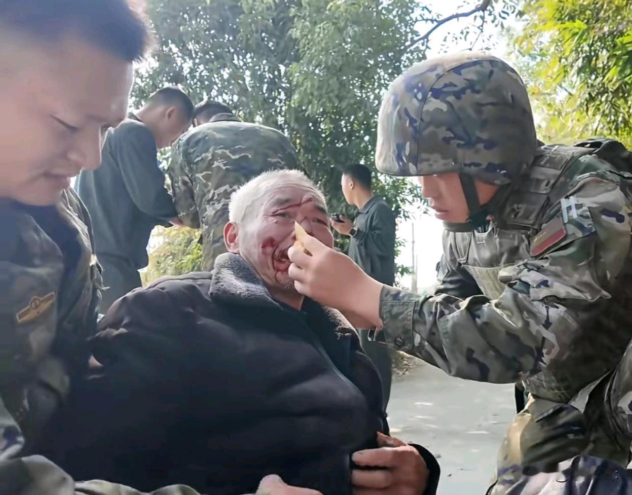 军民鱼水情，永远可以相信人民子弟兵