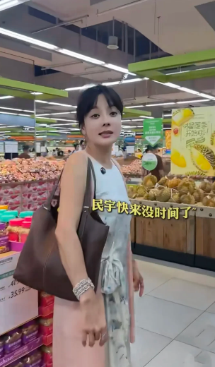 蔡琳的中国杭州之行结束了，马上要回到韩国，临行前，来超市扫货。西瓜，芒果，榴莲