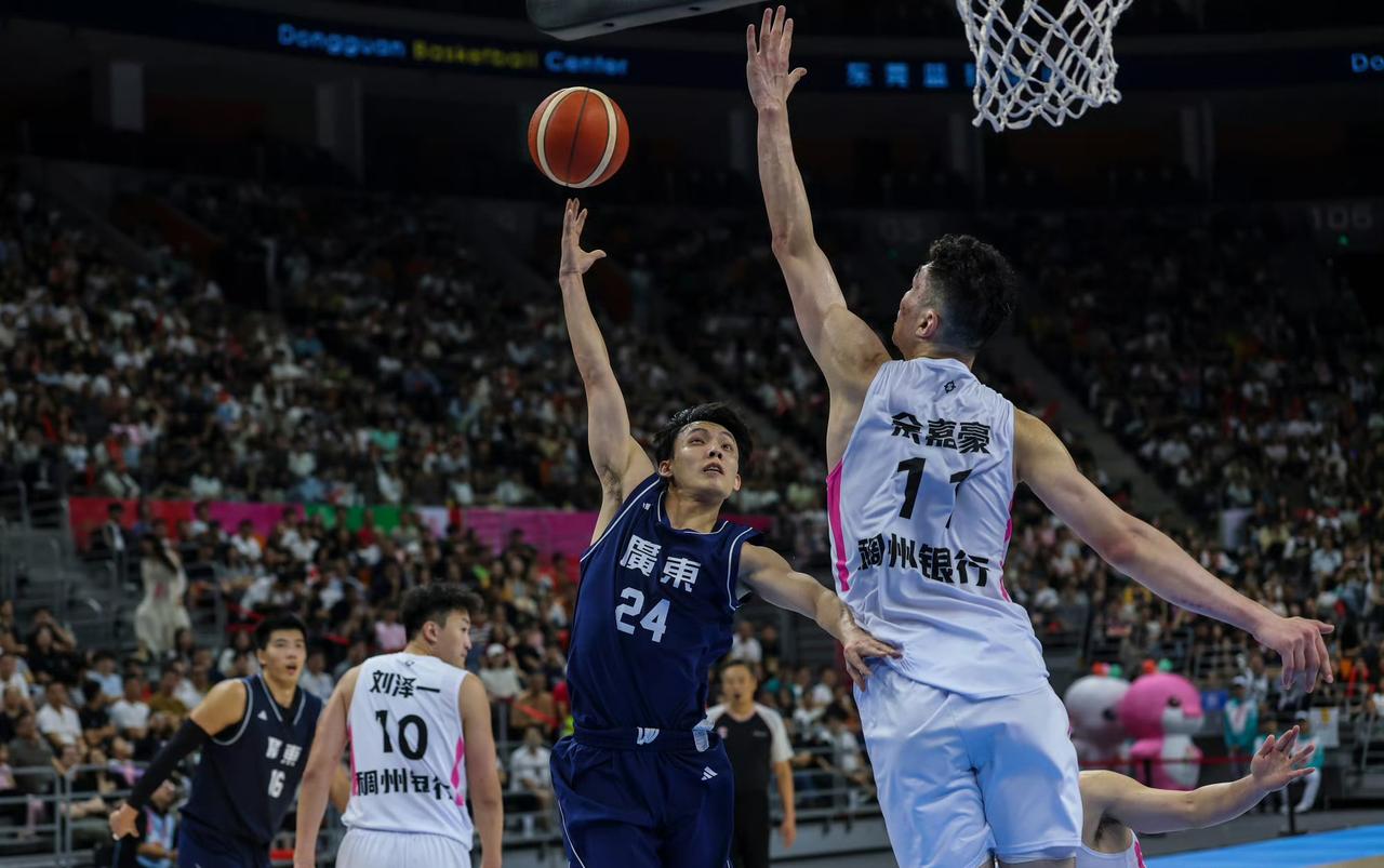 徐杰那手活简直绝了！你瞅他第三节那记背后绕手三分——对面中锋才2米08，愣是被他