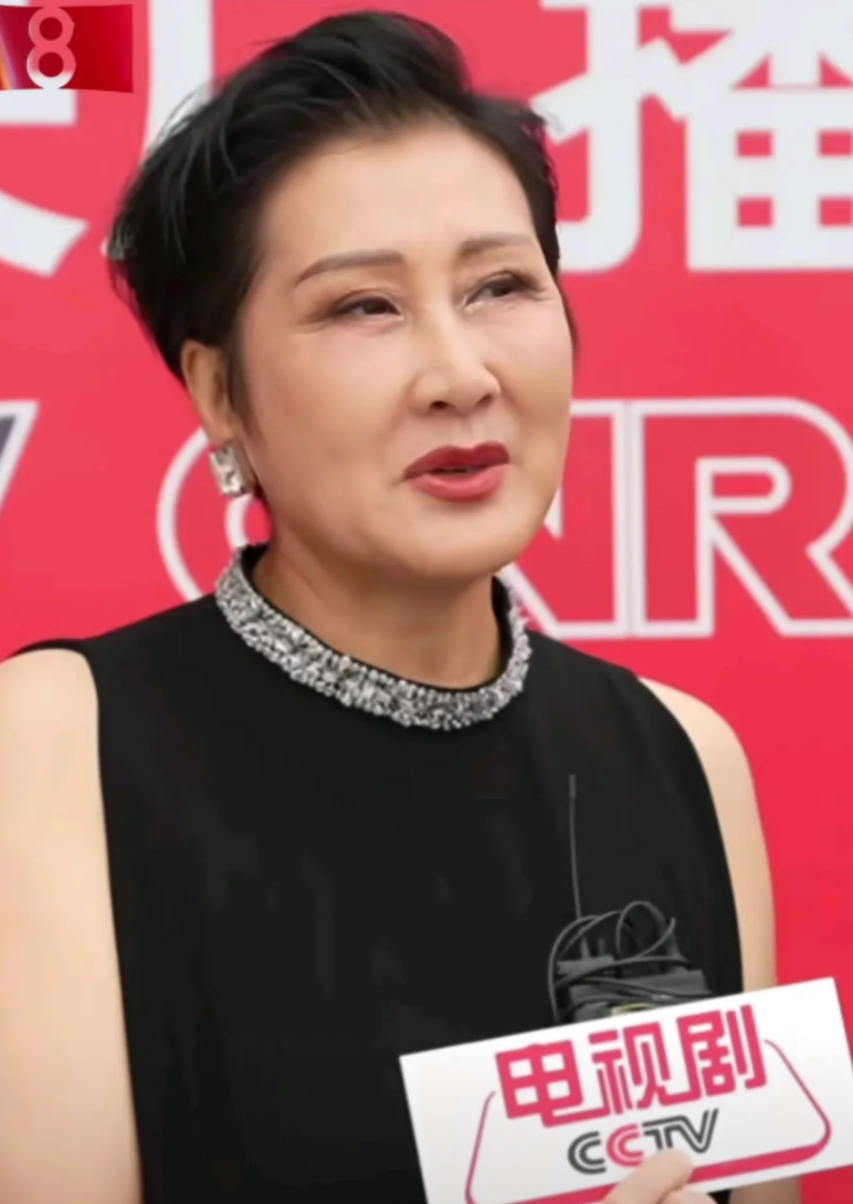 演员张凯丽接受央视专访时表示《生万物》故事题材很好！杨幂表演的很优秀自己也