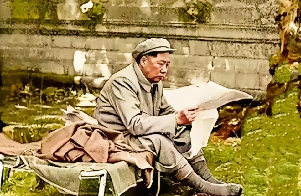 在经济最困难的1960年，周总理接过炊事员手中的一盘菜对毛主席说：“主席，您就吃