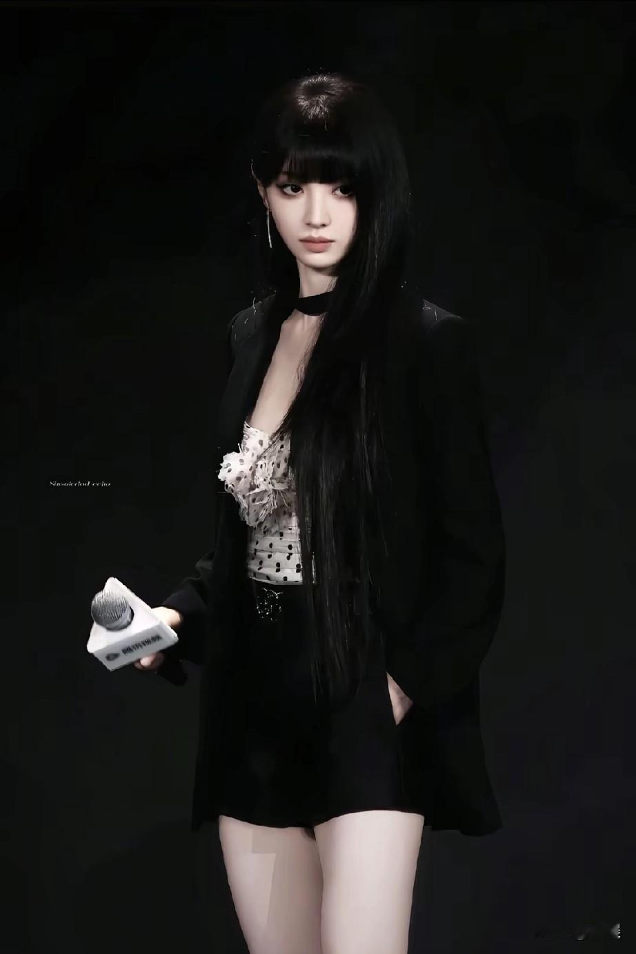 田曦薇甜妹与酷飒一袭黑西装搭配精致内搭，长发垂落间，手持话筒。这样的田曦薇，谁