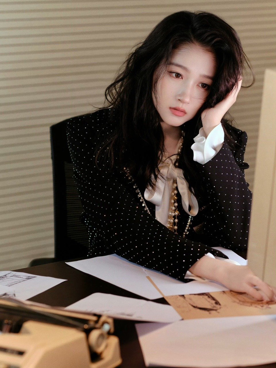 关晓彤王牌持续working关晓彤总裁look​​​简直女神​​​