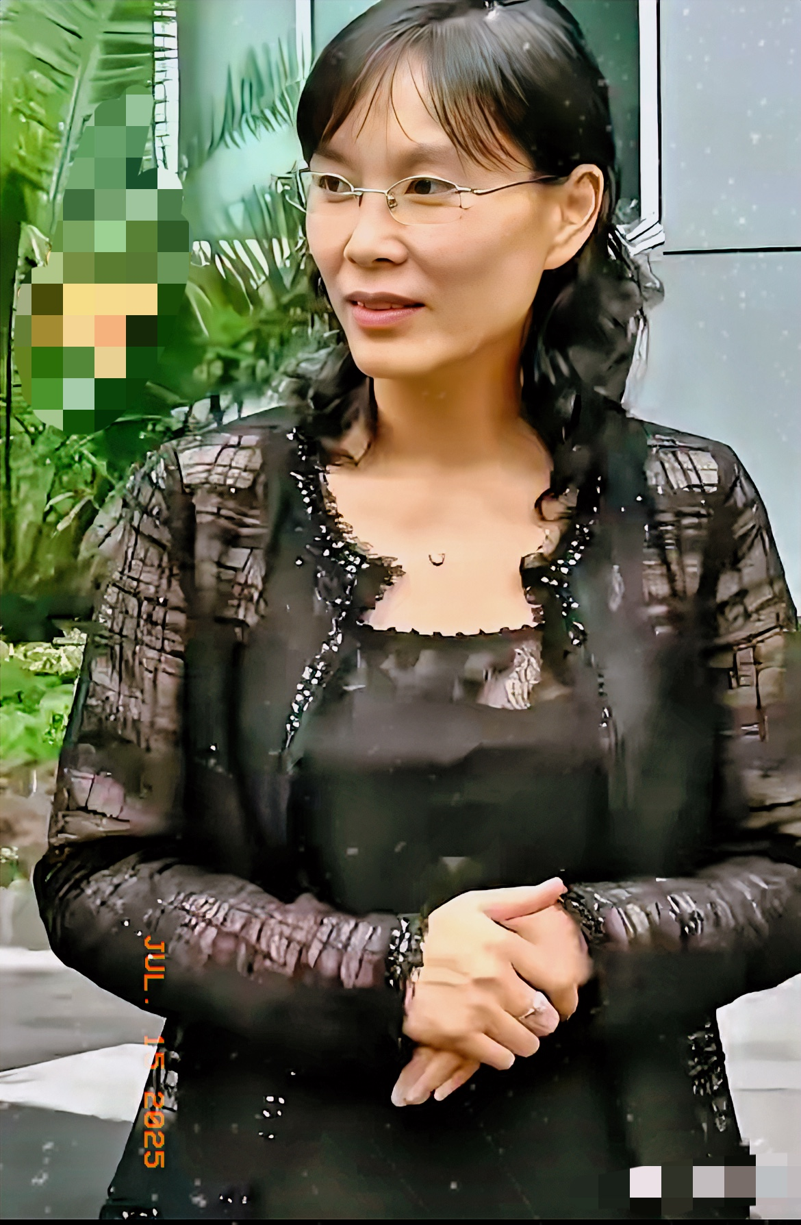 很多人问杜建英为什么现在才跳出来，带着三个孩子来争家产，其实不是她太贪，也不是孩