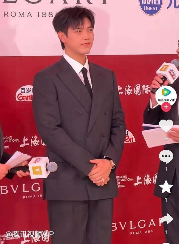 真胖了，西装都穿臃肿了
