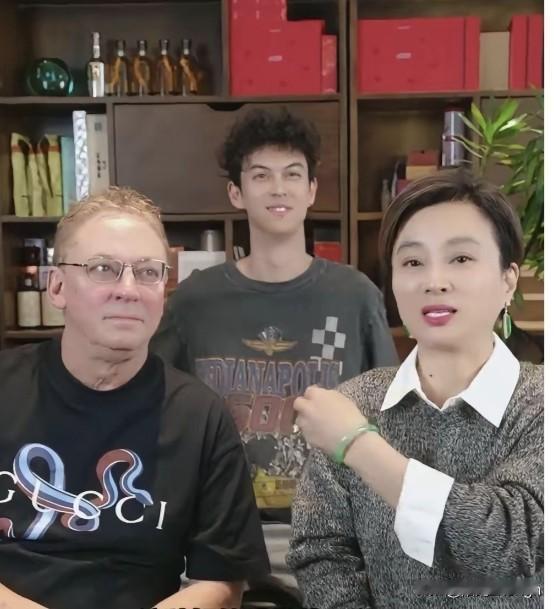 李玲玉和她的外国老公同框拍照简直像偶像剧全家福！两人坐在前排，老公看着比李玲