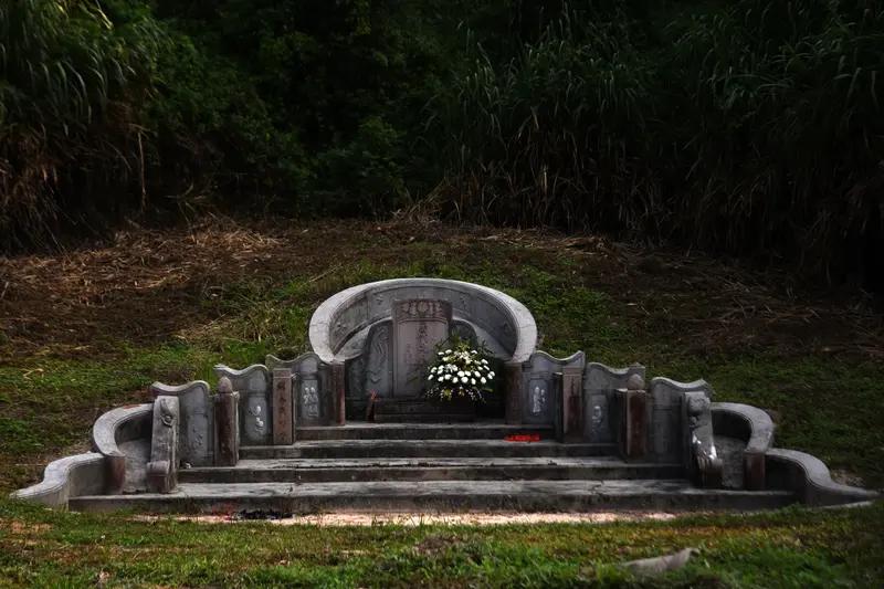 悲痛母亲被拒合墓权：一场法律与人情的较量，揭露陵园背后的“潜规则”！在湖北武