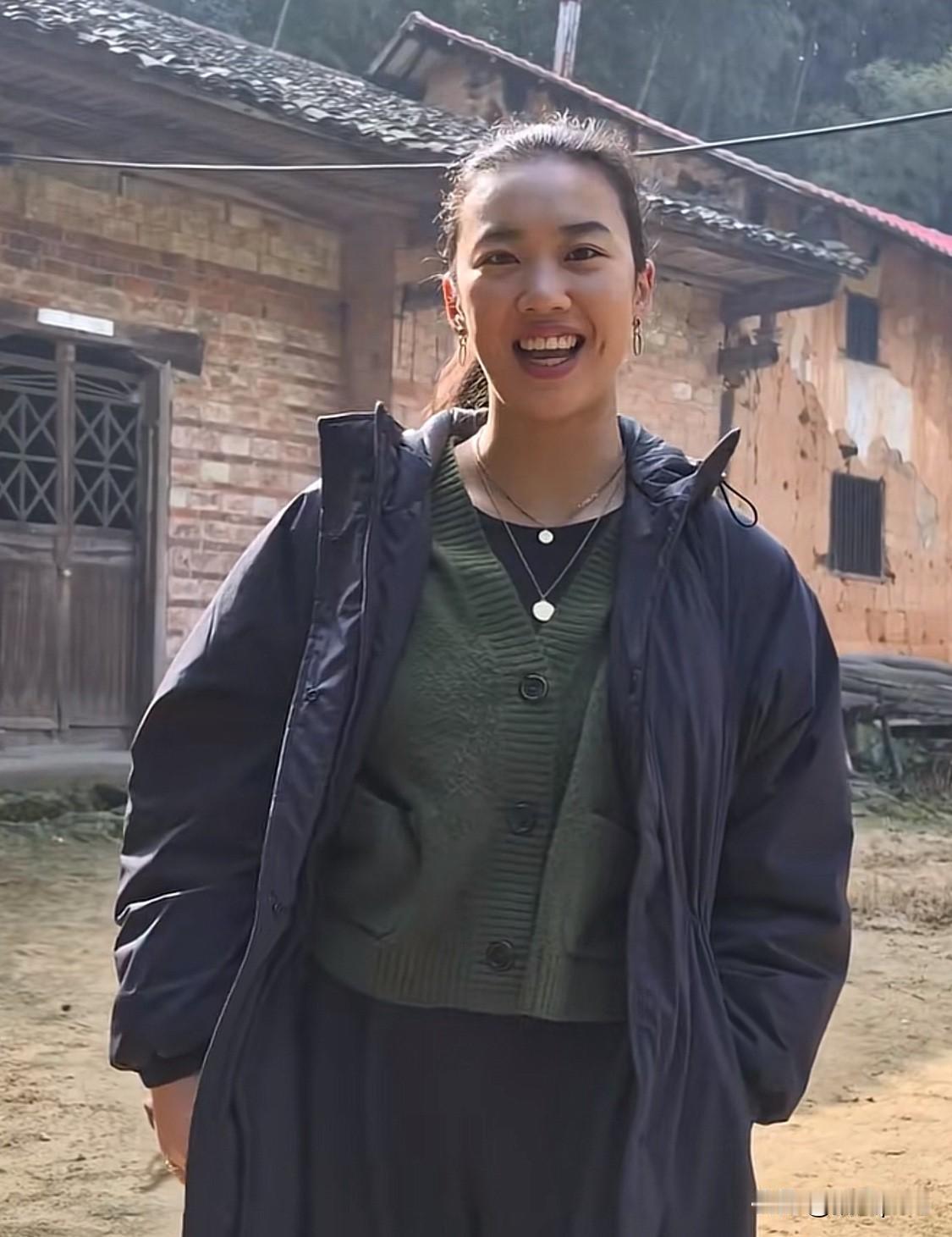 荷兰女孩琳娜在江西寻亲成功。琳娜与姐妹相认时候，两人身高差很多，琳娜比姐妹要高一