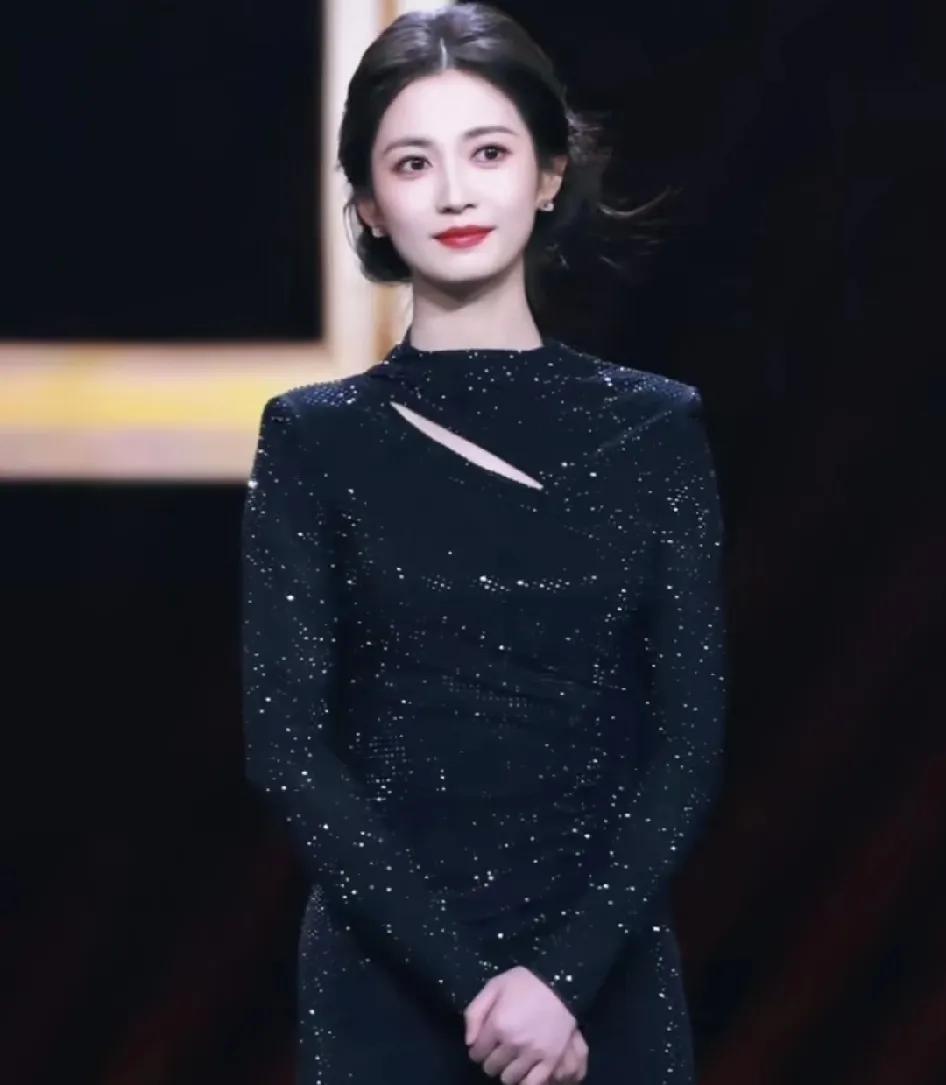 同事说，陈钰琪火不了了，之前杨紫唐嫣都带不动她。我觉得她长得和赵丽颖是一挂的，