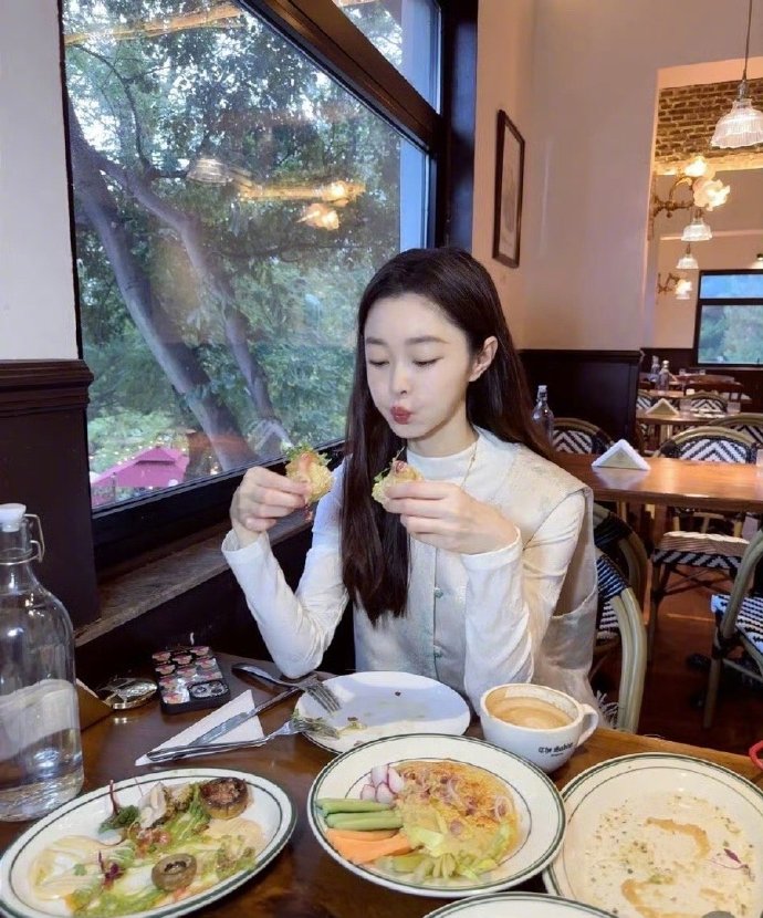 宋轶真是白到发光，看她吃饭真的觉得很香，一心干饭怎么还不胖呢？​​​