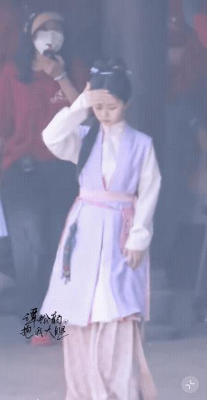 快来给我们女主打伞啊！太阳那么晒，把我们粉嫩嫩的兰香晒黑了怎么办！太喜欢兰香这