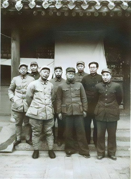 这是平津战役期间，第四野战军首长和华北军区司令员聂荣臻的合影。第四野战军的将军们