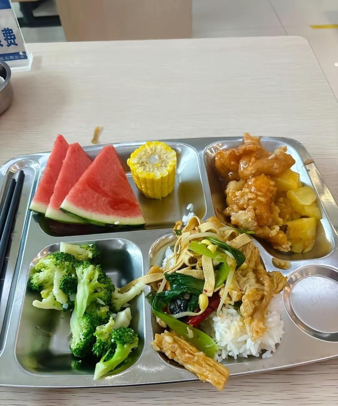 这个快餐标准怎么样，一顿饭12块钱，你们觉得值不值得？