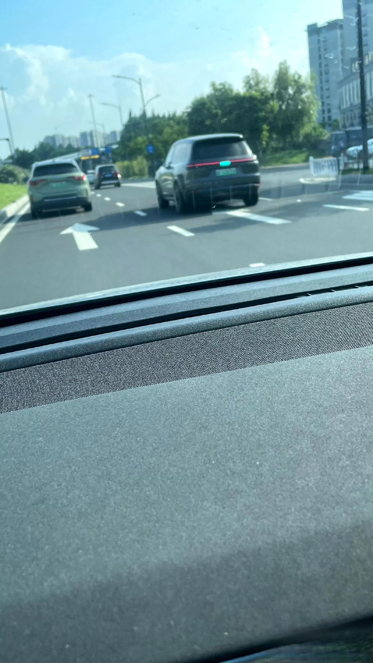 今天去杭州，一辆智驾状态理想跟了一路。我开着小鹏NGP，他开着理想AD，我们都