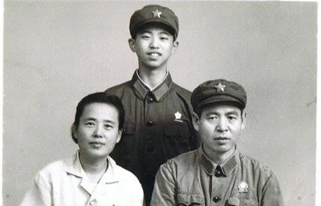 1971年，新兵董耀东被领导叫到会议室谈话。他忐忑不安推开大门，却发现一屋领导。