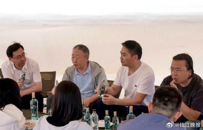 【#刘强东在沙漠请朋友喝家乡酒#】6月22日，京东集团创始人、董事局主席刘强东现