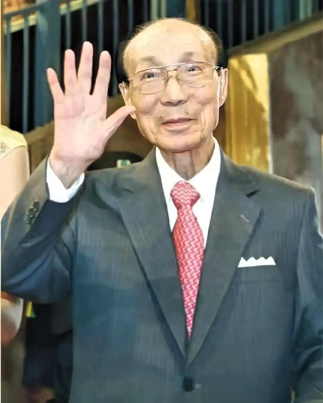 一位明白人说过：“你去公园里转转，那些活到九十多岁还精神抖擞、骂起人来中气十足的