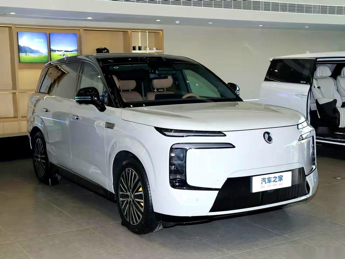 5500。就因为我轻轻追尾，屁股上一个比硬币大不了多少的摄像头，碎了。4S店