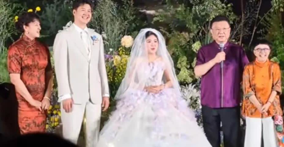 金龟子王宁女儿大婚了，女儿大婚的典礼上，金龟子竟然穿着短裤休闲鞋！真