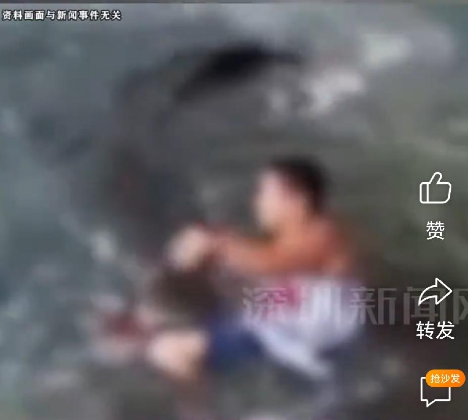 英国，一30岁男子站在4.5米高的鳄鱼观景台上，竟毫无征兆地抱起旁边3岁男童，直